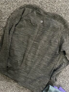 Lululemon long sleeve crop swiftly size 8 :)